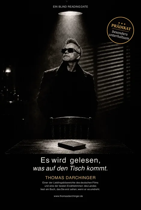 Plakat: Es wird gelesen, was auf den Tisch kommt. Darchinger mit Sonnenbrille unter einer Lampe, vor ihm ein Buch auf dem Tisch