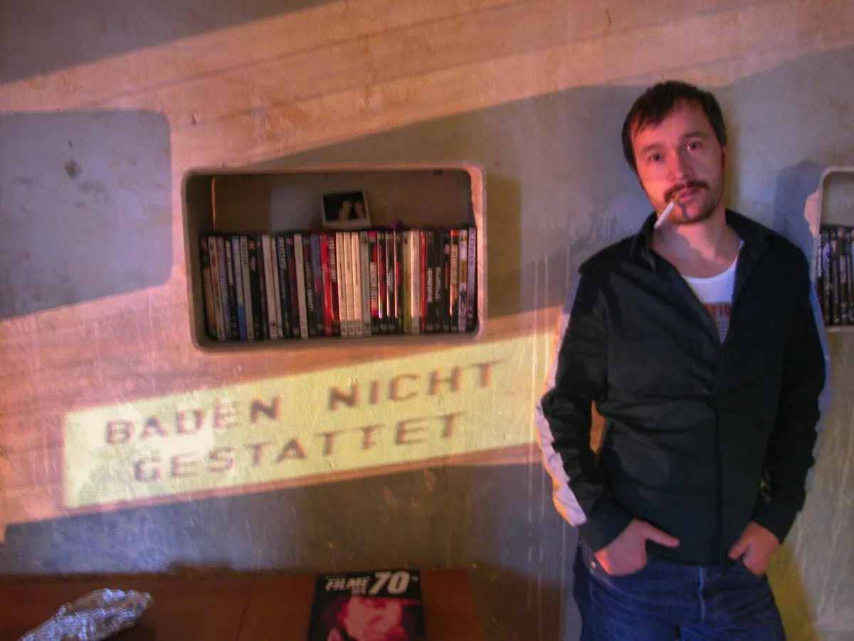 Darchinger in einer Filmszene mit Zigarette